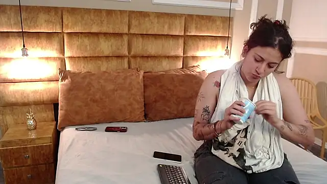 Snapshot of liaxxrose chatting on 04.22.26 liaxxrose online show from 04.22.26
