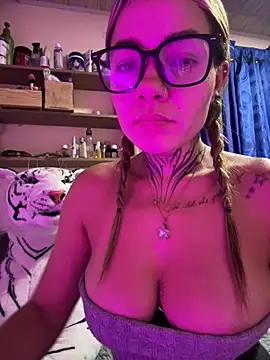 Snapshot of Violeta_queen1 chatting on 06.25.26 Violeta queen1 online show from 06.25.26