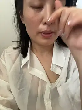 Snapshot of Faye-baby chatting on 05.17.26 Faye-baby online show from 05.17.26