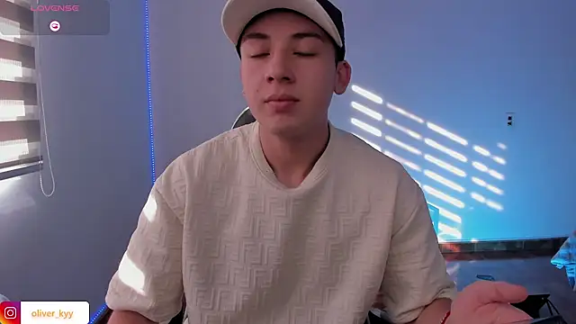 Snapshot of OLIVER_K chatting on 05.19.26 OLIVER K online show from 05.19.26