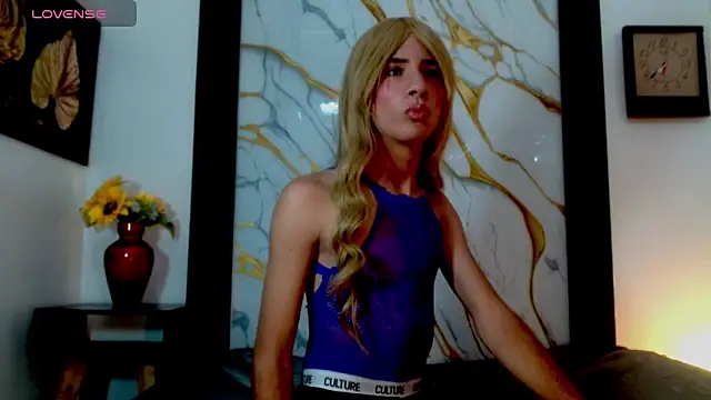 Snapshot of esmeralda_negrette chatting on 04.18.26 esmeralda negrette online show from 04.18.26