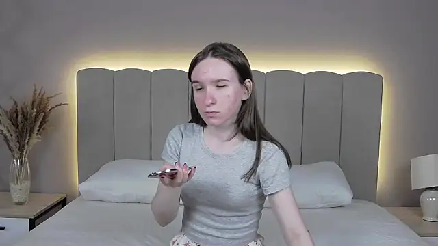 Snapshot of MarliinNova chatting on 05.19.26 MarliinNova online show from 05.19.26