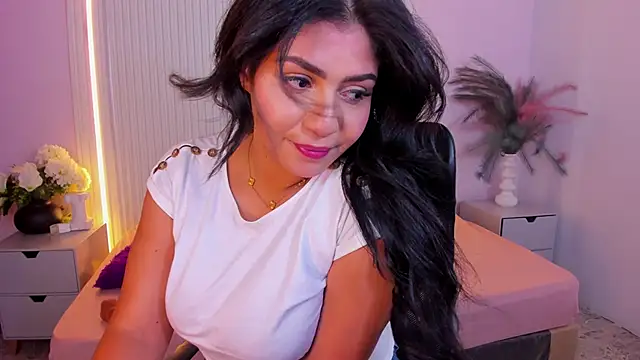 Snapshot of LucyWild8 chatting on 05.19.26 LucyWild8 online show from 05.19.26