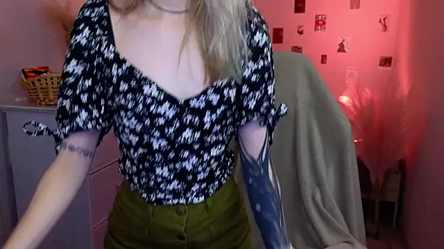 Snapshot of MilaDuales chatting on 05.26.26 MilaDuales online show from 05.26.26