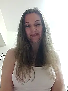 Snapshot of irresistibelle chatting on 04.21.26 irresistibelle online show from 04.21.26