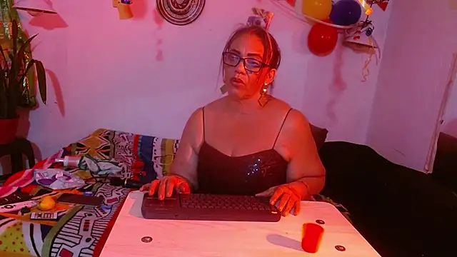 Snapshot of Sweet-Mommy-Milf chatting on 06.28.26 Sweet-Mommy-Milf online show from 06.28.26
