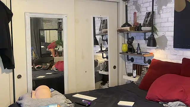 Snapshot of maxbandit chatting on 10.28.25 maxbandit online show from 10.28.25