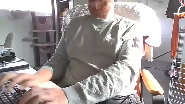 Snapshot of richard9718 chatting on 05.05.26 richard9718 online show from 05.05.26