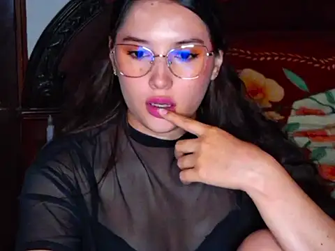 Snapshot of alara-estrella chatting on 05.24.26 alara-estrella online show from 05.24.26