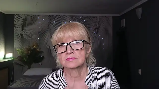 Snapshot of Dr_Mireille chatting on 05.19.26 Dr Mireille online show from 05.19.26