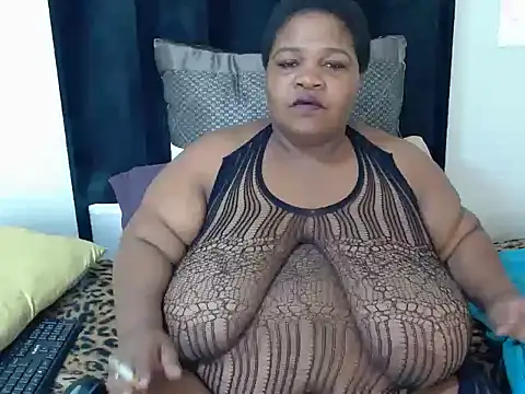 Snapshot of BBWMIDGET40 chatting on 05.20.26 BBWMIDGET40 online show from 05.20.26