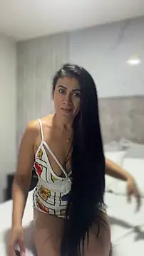 Snapshot of Laia_Hills chatting on 06.25.26 Laia Hills online show from 06.25.26