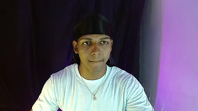 Snapshot of zoriel_bigcock chatting on 05.08.26 zoriel bigcock online show from 05.08.26
