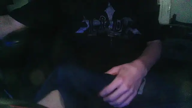 Snapshot of 8inchesfr chatting on 04.21.26 8inchesfr online show from 04.21.26