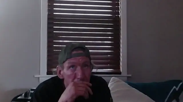 Snapshot of studlyhardwoodd chatting on 04.25.26 studlyhardwoodd online show from 04.25.26
