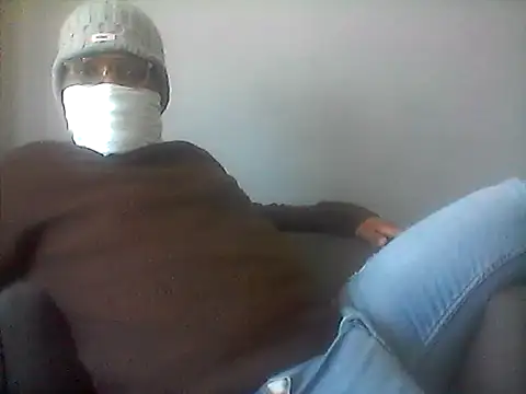 Snapshot of LunjeSA chatting on 05.11.26 LunjeSA online show from 05.11.26