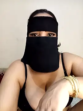 Snapshot of Anaxx_arabHott chatting on 04.28.26 Anaxx arabHott online show from 04.28.26