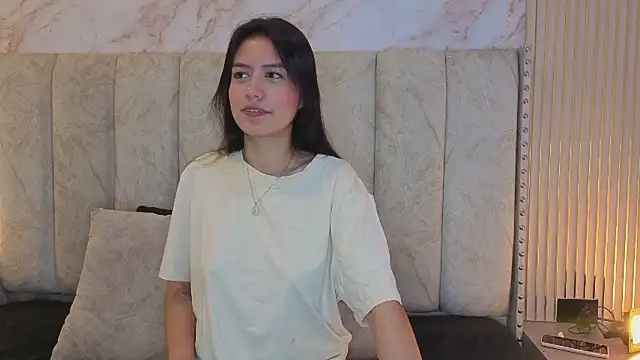 Snapshot of Alahia_Bloom chatting on 06.18.26 Alahia Bloom online show from 06.18.26
