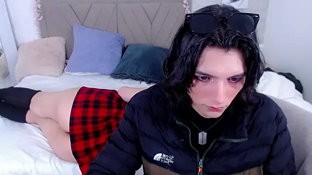 Snapshot of raven_n_matt chatting on 05.12.26 raven n matt online show from 05.12.26