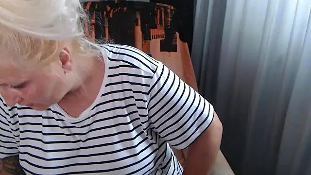 Snapshot of Divineblond chatting on 06.22.26 Divineblond online show from 06.22.26