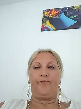Snapshot of Divineblond chatting on 07.12.26 Divineblond online show from 07.12.26