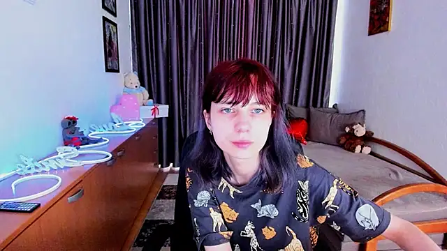 Snapshot of MiniLysii chatting on 06.17.26 MiniLysii online show from 06.17.26