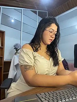 Snapshot of Chloe_Thomsoon_ chatting on 05.31.26 Chloe Thomsoon online show from 05.31.26