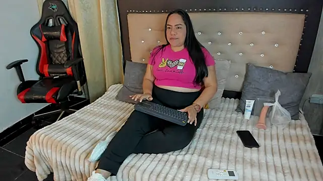 Snapshot of Zoedeleon chatting on 05.14.26 Zoedeleon online show from 05.14.26