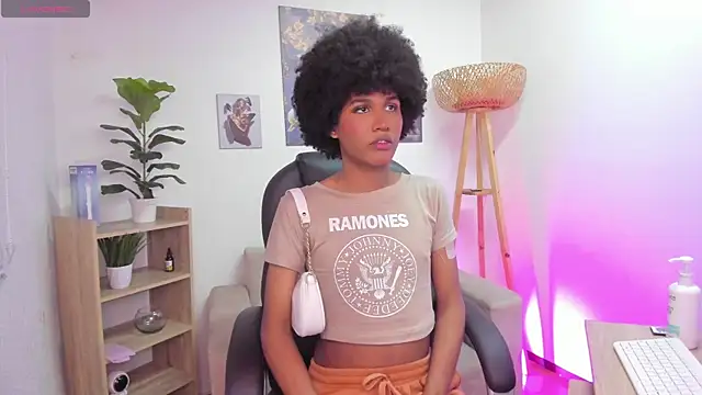 Snapshot of NaomiSaenz_ chatting on 06.18.26 NaomiSaenz online show from 06.18.26