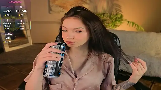 Snapshot of Luna_Come chatting on 06.04.26 Luna Come online show from 06.04.26