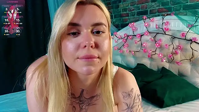 Snapshot of AveriRigby chatting on 05.19.26 AveriRigby online show from 05.19.26