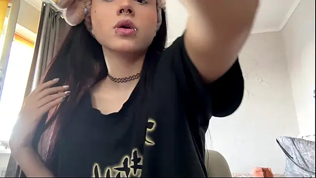Snapshot of LouisePavlides chatting on 05.23.26 LouisePavlides online show from 05.23.26