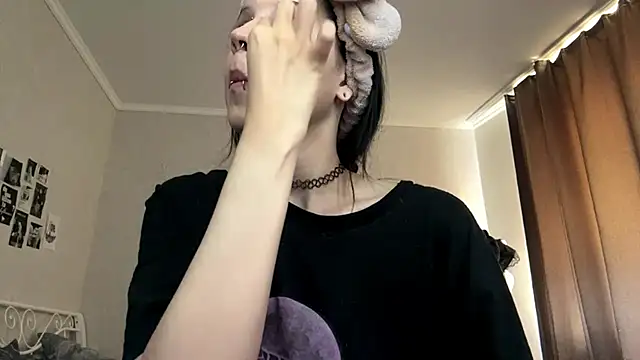 Snapshot of LouisePavlides chatting on 06.11.26 LouisePavlides online show from 06.11.26