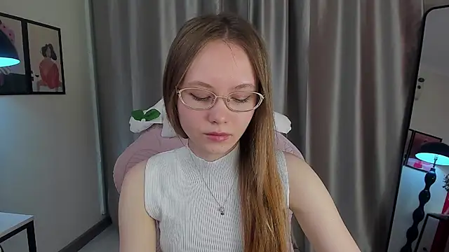 Snapshot of FloraLarsson chatting on 05.15.26 FloraLarsson online show from 05.15.26