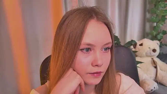 Snapshot of FloraLarsson chatting on 06.07.26 FloraLarsson online show from 06.07.26