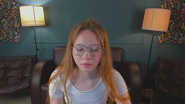 Snapshot of FloraLarsson chatting on 06.10.26 FloraLarsson online show from 06.10.26
