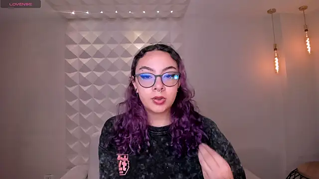 Snapshot of LoiseHarper chatting on 06.15.26 LoiseHarper online show from 06.15.26