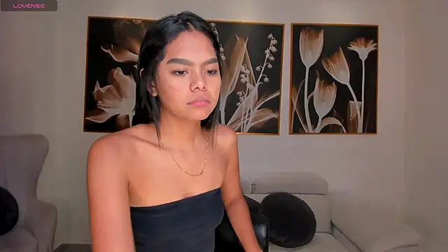Snapshot of SaphiraJames chatting on 06.14.26 SaphiraJames online show from 06.14.26