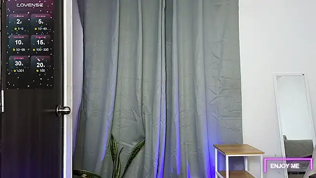 Snapshot of megangil_ chatting on 05.28.26 megangil online show from 05.28.26