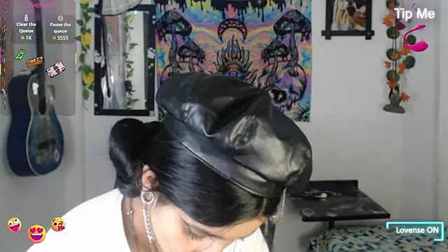 Snapshot of bastethott chatting on 07.25.26 bastethott online show from 07.25.26