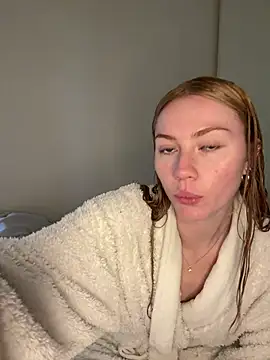 Snapshot of daisycollins chatting on 07.18.26 daisycollins online show from 07.18.26