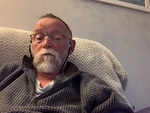 Snapshot of Moonraker64 chatting on 05.07.26 Moonraker64 online show from 05.07.26