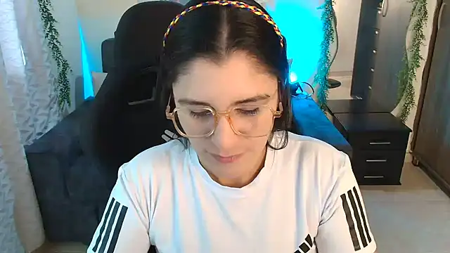 Snapshot of LUCYMILF_SEXY chatting on 06.27.26 LUCYMILF SEXY online show from 06.27.26
