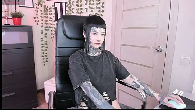 Snapshot of Bloood__Mary chatting on 06.03.26 Bloood Mary online show from 06.03.26