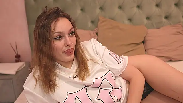 Snapshot of LeilaBie chatting on 07.21.26 LeilaBie online show from 07.21.26