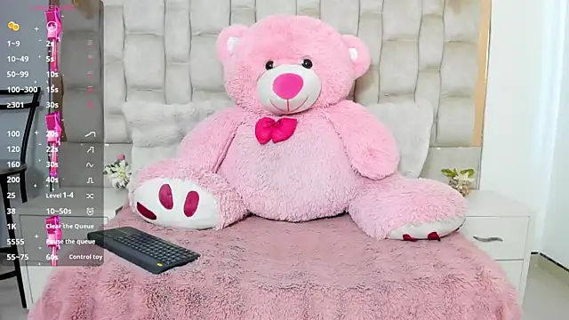 Snapshot of MaddyReyes chatting on 06.12.26 MaddyReyes online show from 06.12.26