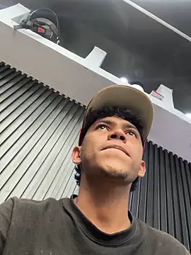 Snapshot of thecamilo chatting on 05.27.26 thecamilo online show from 05.27.26