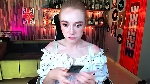 Snapshot of MilaSiren chatting on 06.14.26 MilaSiren online show from 06.14.26