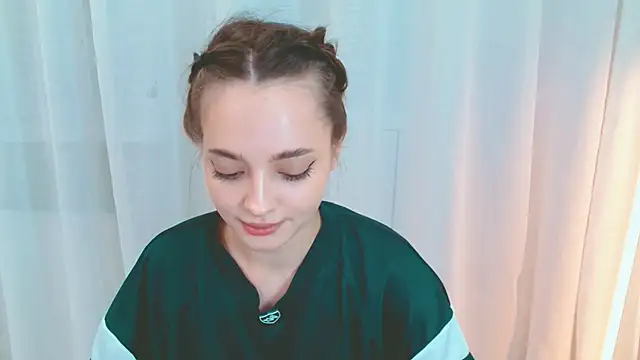 Snapshot of SiennaMia chatting on 05.27.26 SiennaMia online show from 05.27.26