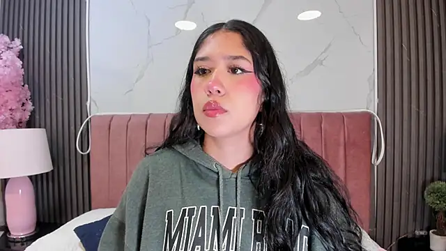 Snapshot of Hanna_Thorne chatting on 06.18.26 Hanna Thorne online show from 06.18.26